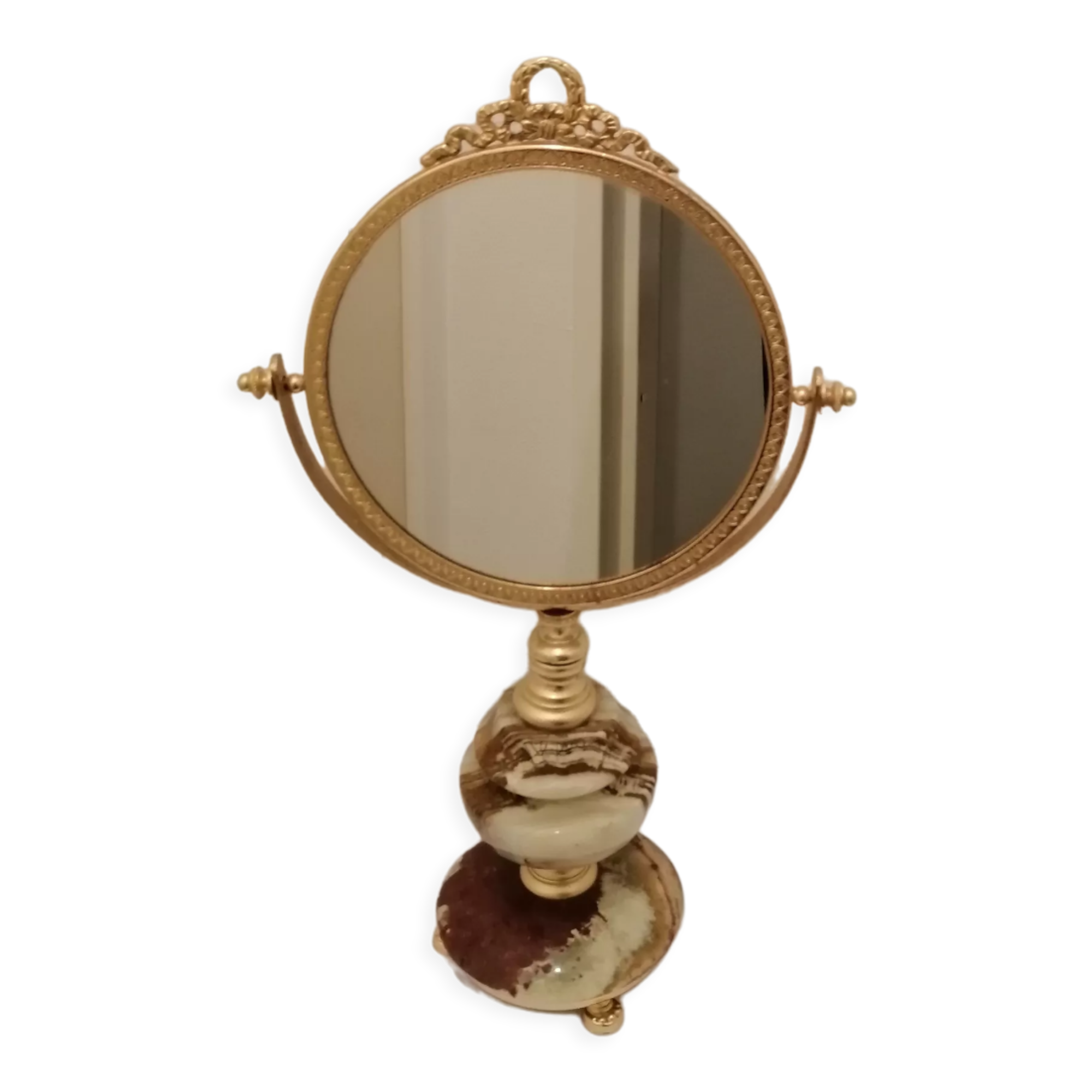 Old psyche mirror to pose