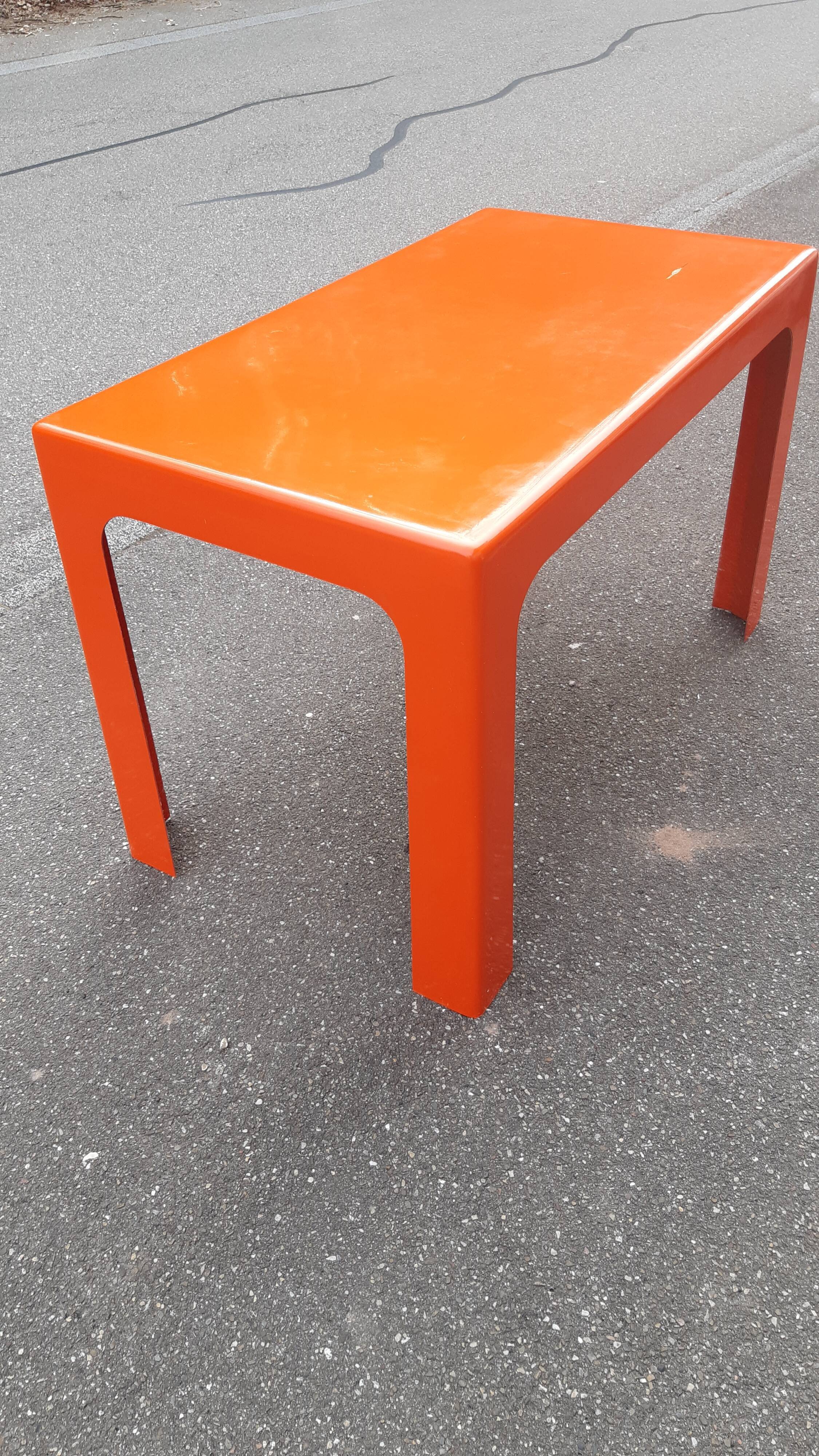 Fiberglass desk and gilac chair 1970