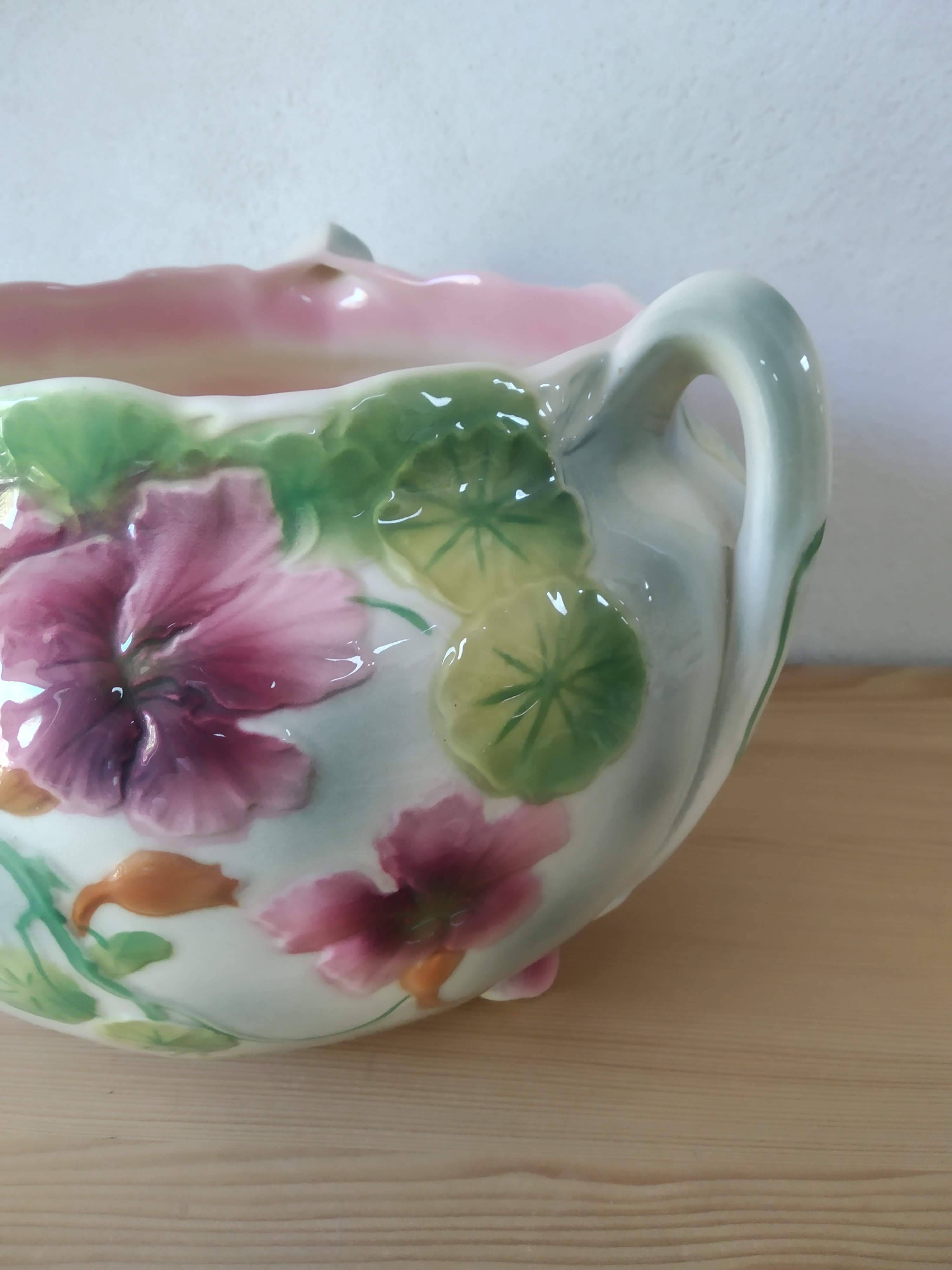 Saint Clément slip pot with Nasturtium decor