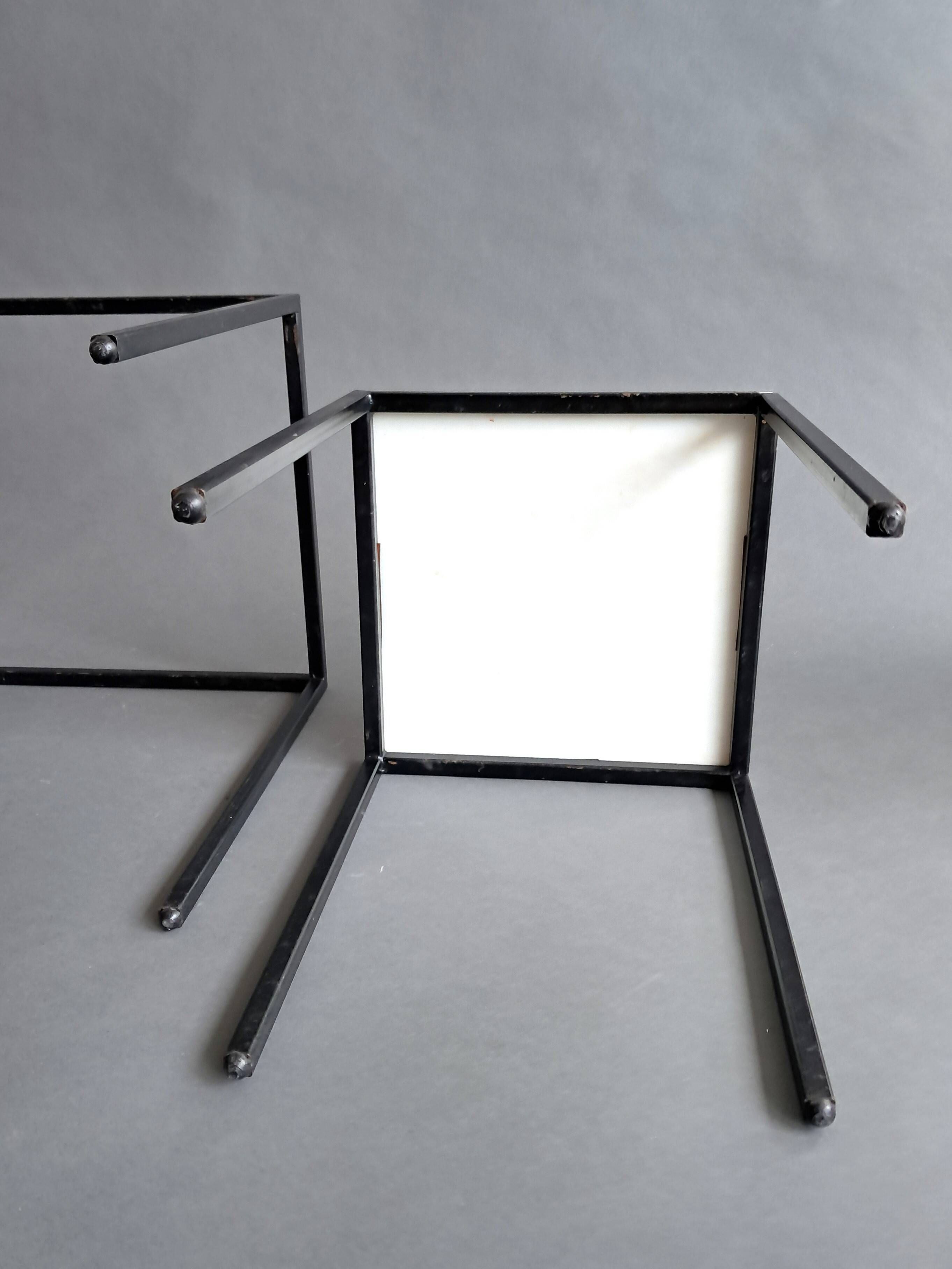 Pair of modernist nesting tables in black metal and white and black opaline 1960.