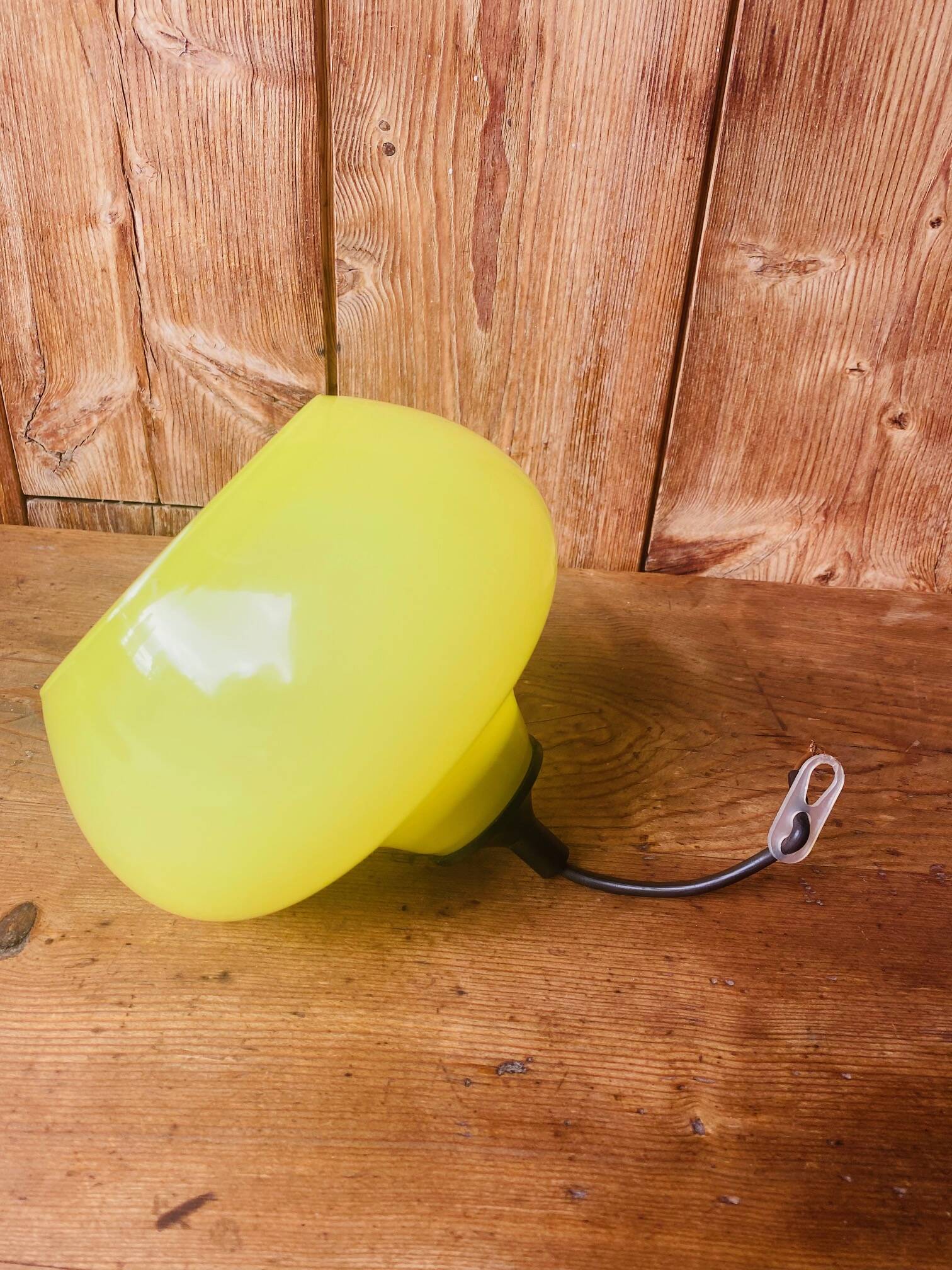 Suspension en opaline jaune vintage 70