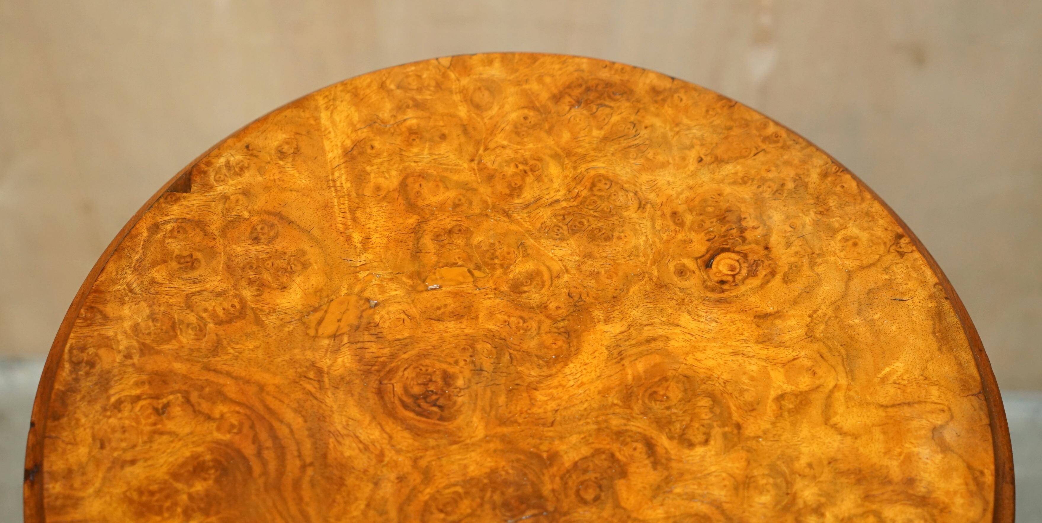 Table bibliothèque tournante en noyer moucheté victorienne restaurée antique