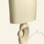 Lampe de table en céramique crème d'inspiration mid-century, avec abat-jour