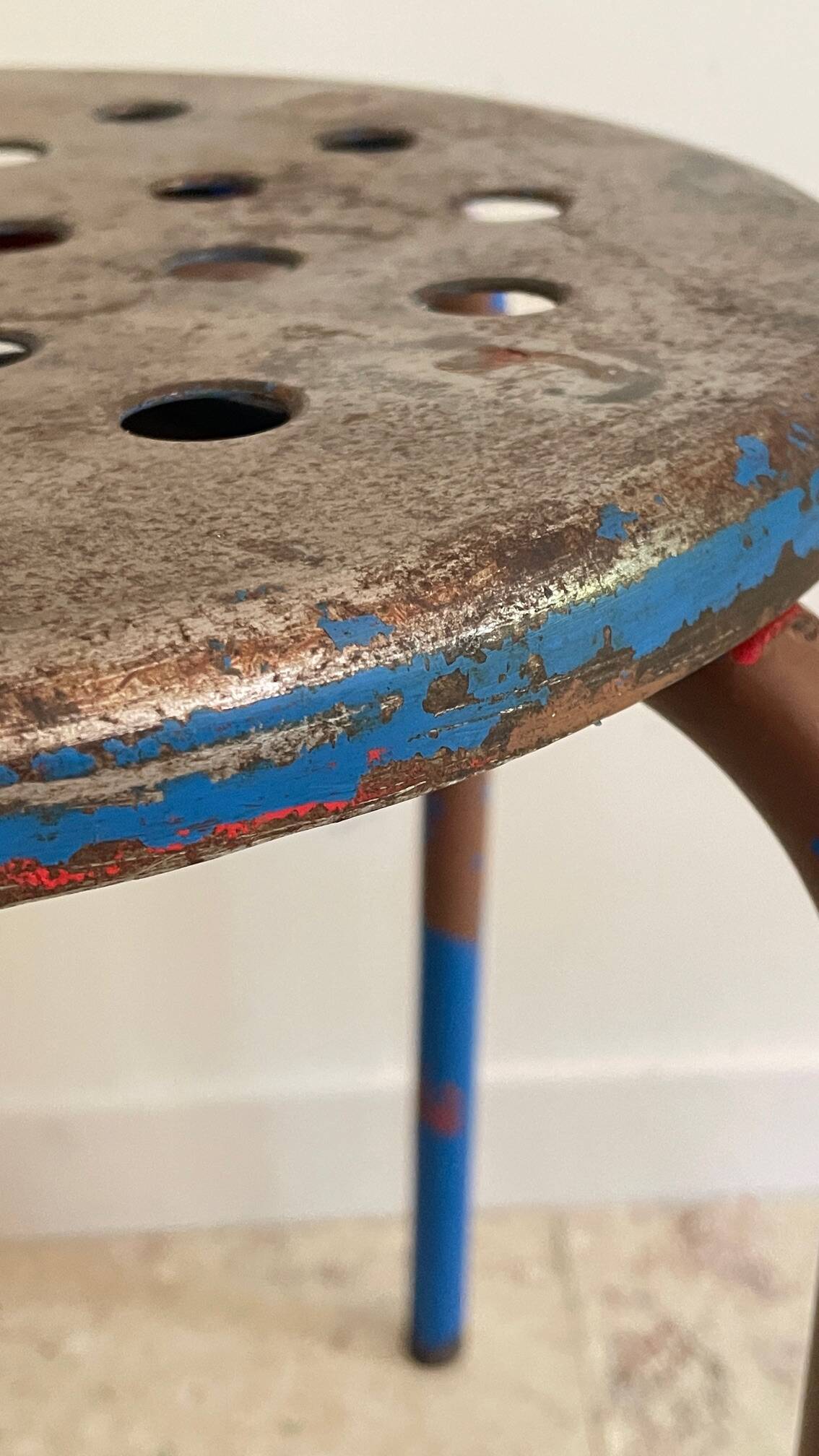 Tabouret industriel acier patiné vintage