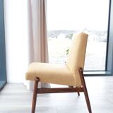 Fauteuil lounge vintage jaune avec accoudoirs en tissu bouclé, bois de noyer, style scandinave