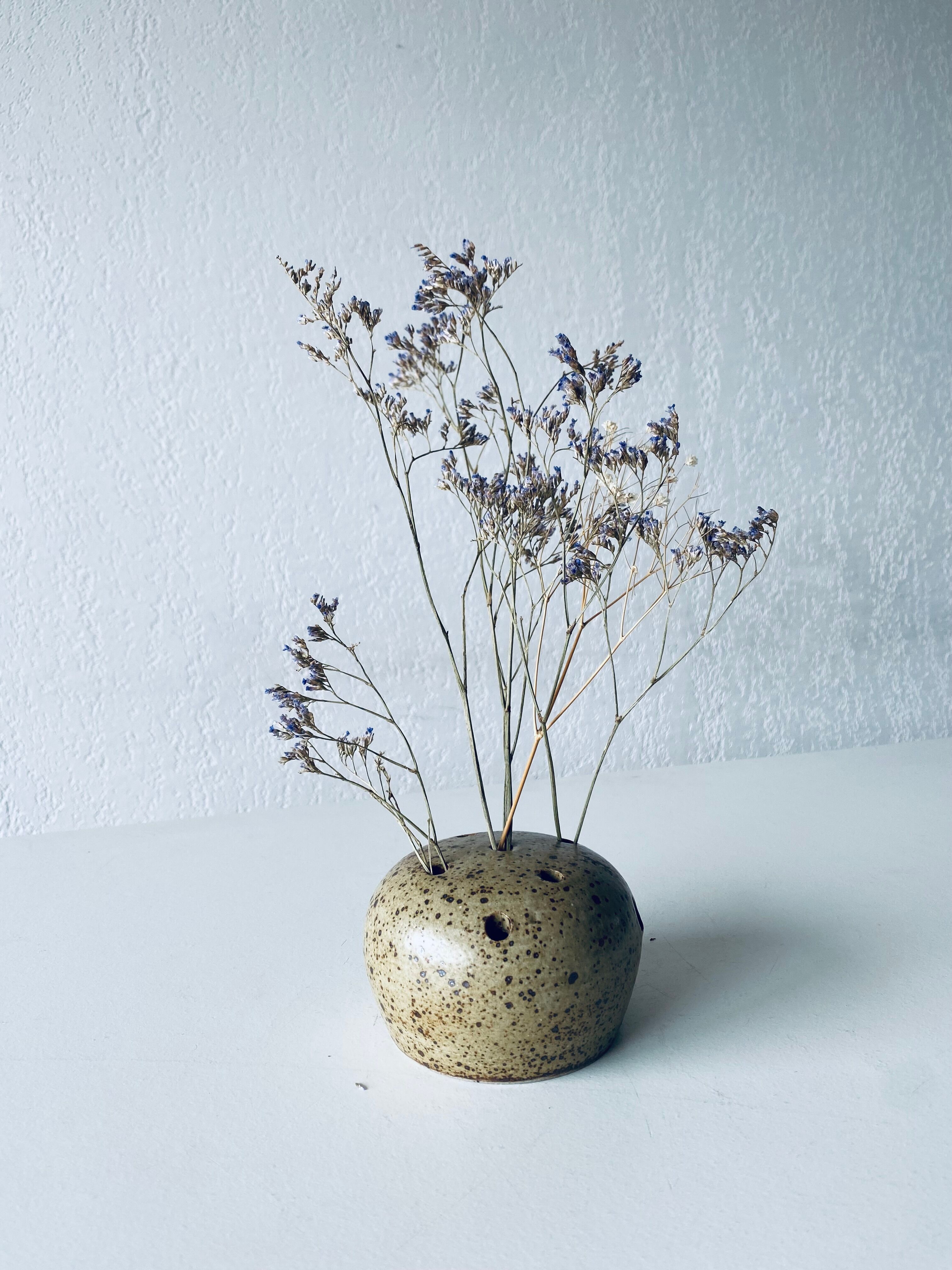 Vase pique flowers in sandstone