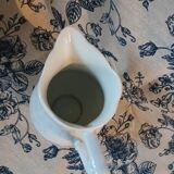 Petit pichet ancien en porcelaine 