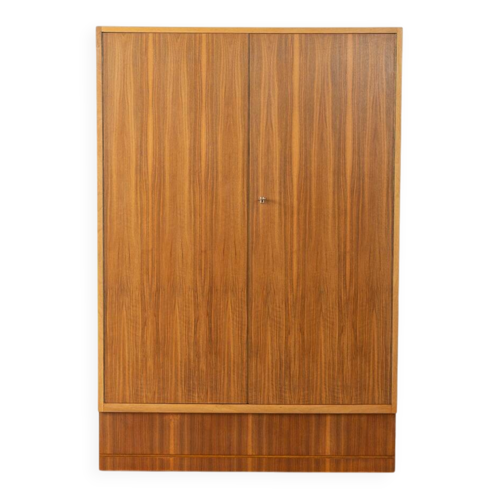 Armoire des années 1950, partiellement massive, de style scandinave, en placage noyer.
