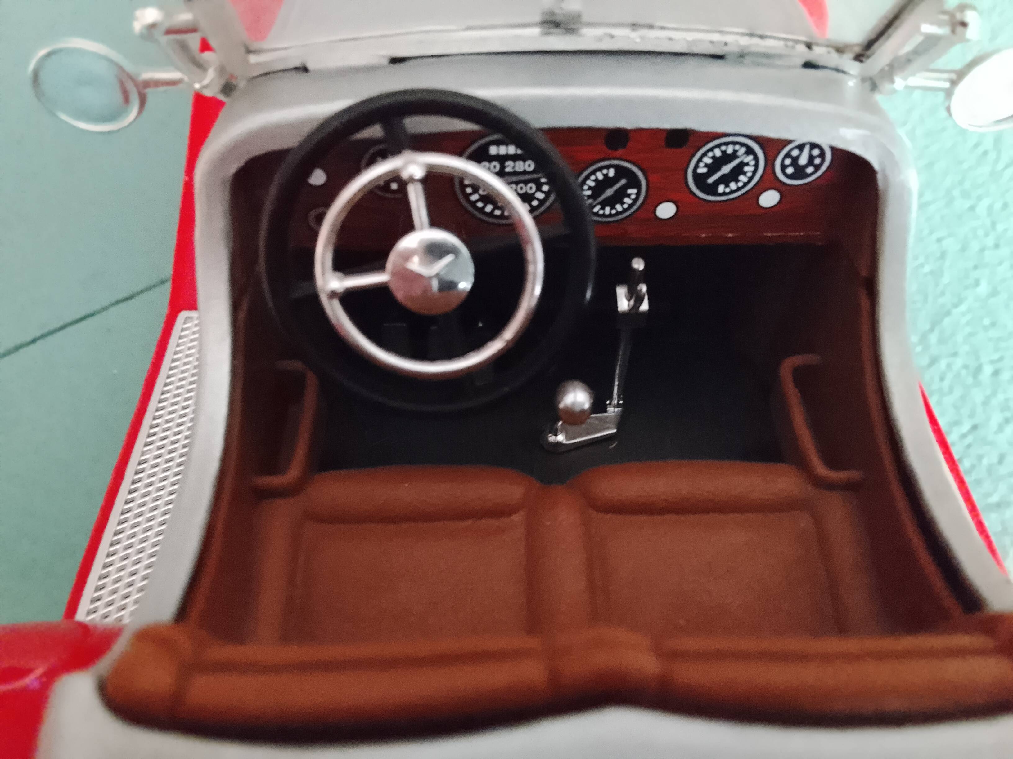 Miniature Mercedes-Benz in 1/18 scale