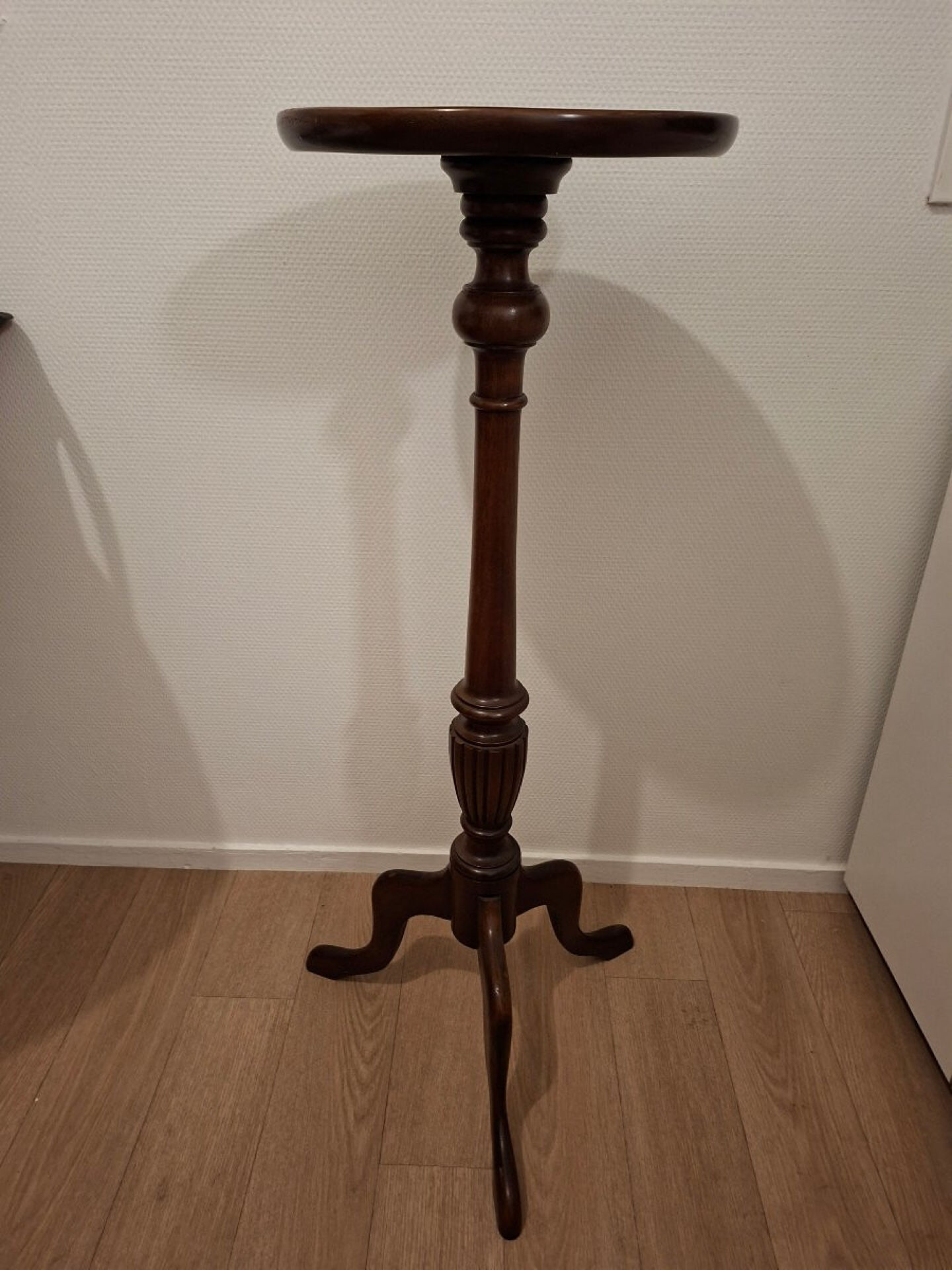 High English guéridon/side table in mahogany.