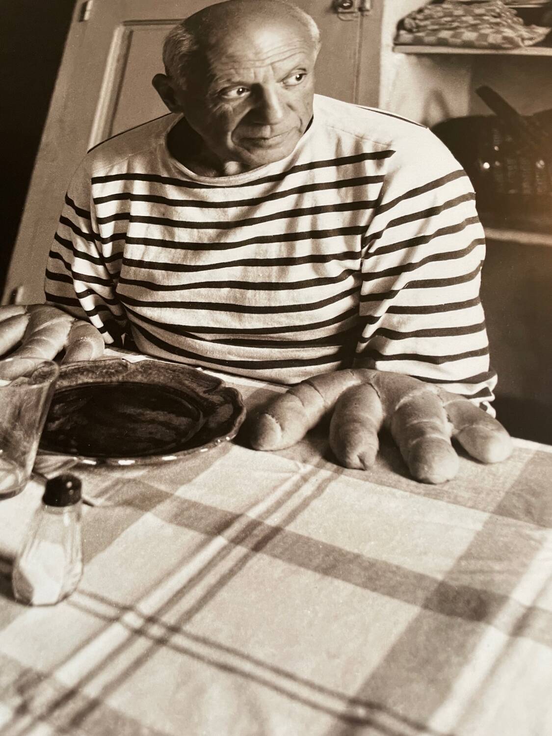 Robert Doisneau after (1912-1944), Les Pains de Picasso, Vallauris 1952, Copyright Robert Doisneau/ Gamma Rapho, Sucession Picasso/VG Bild, KunstbBonn 1998, Printed in Germany