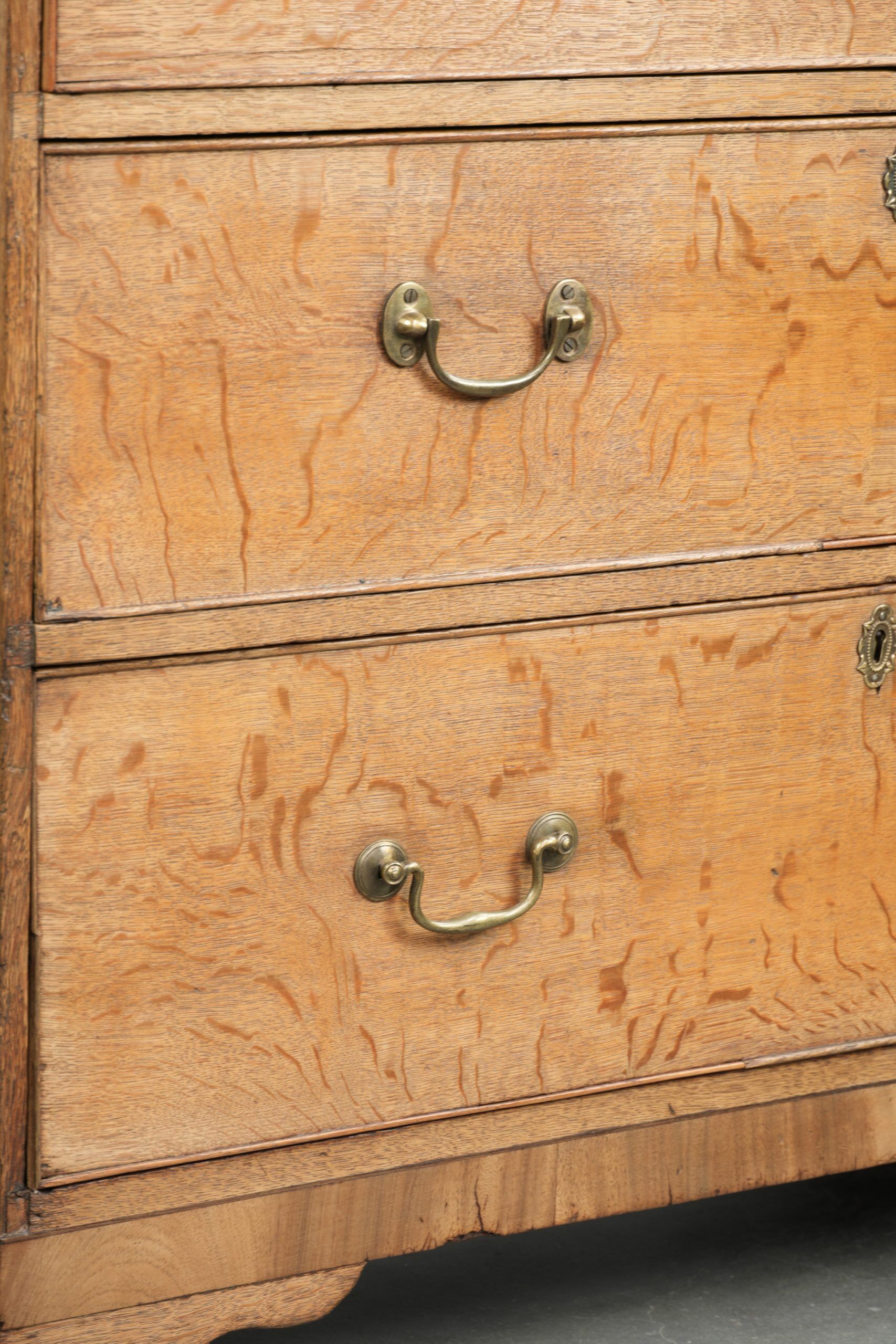 Large antique English blonde oak chest of drawers from the 18th century