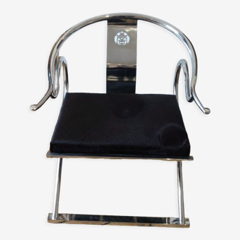 Chaise chrome design contemporain inspiré du traditionalisme chinois, revêtement en peau de veau