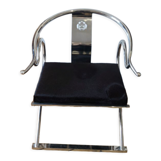 Chaise chrome design contemporain inspiré du traditionalisme chinois, revêtement en peau de veau