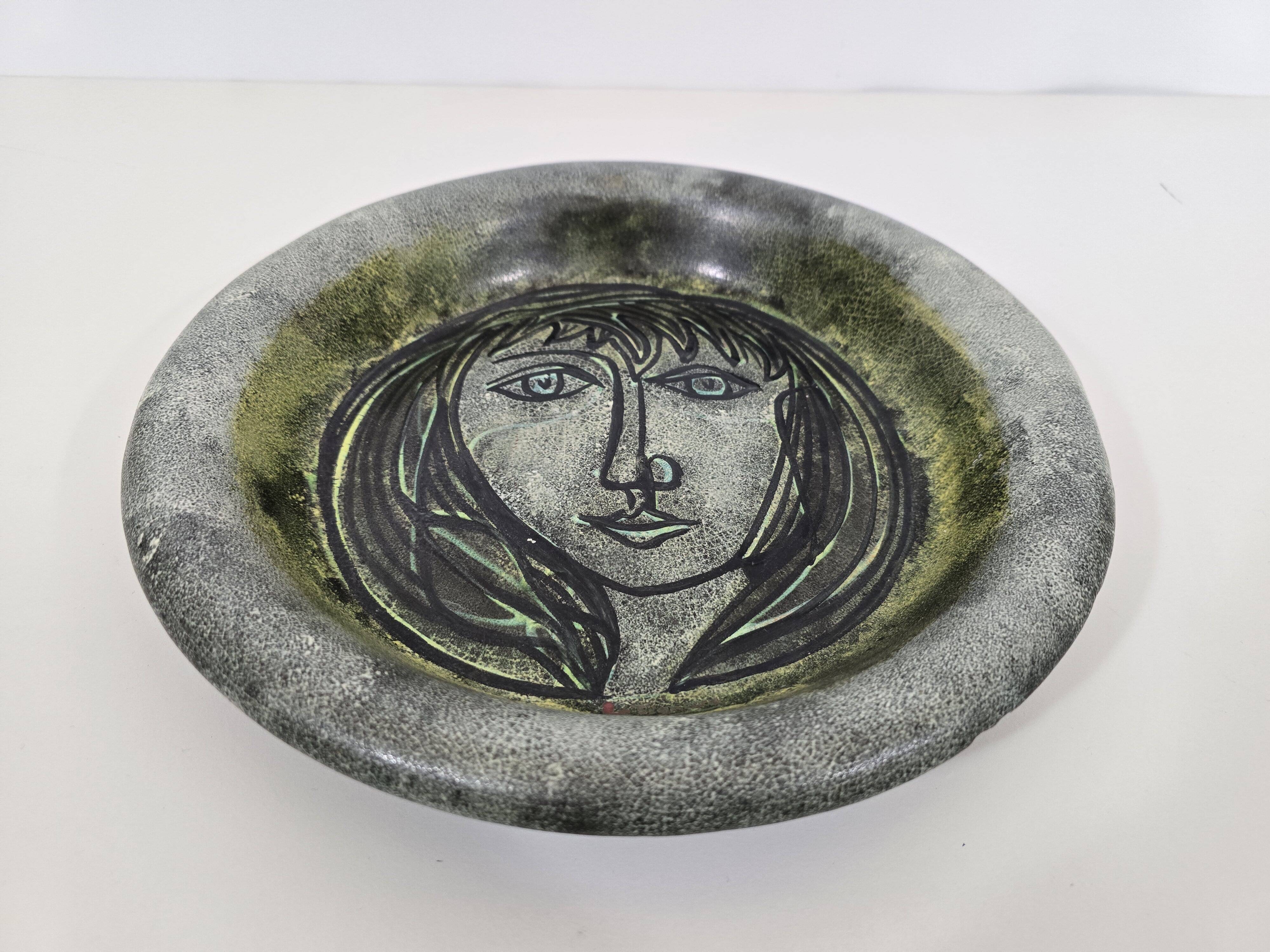 Decorative dish with a woman's face signed Le Tignard – Accolay, France 1970