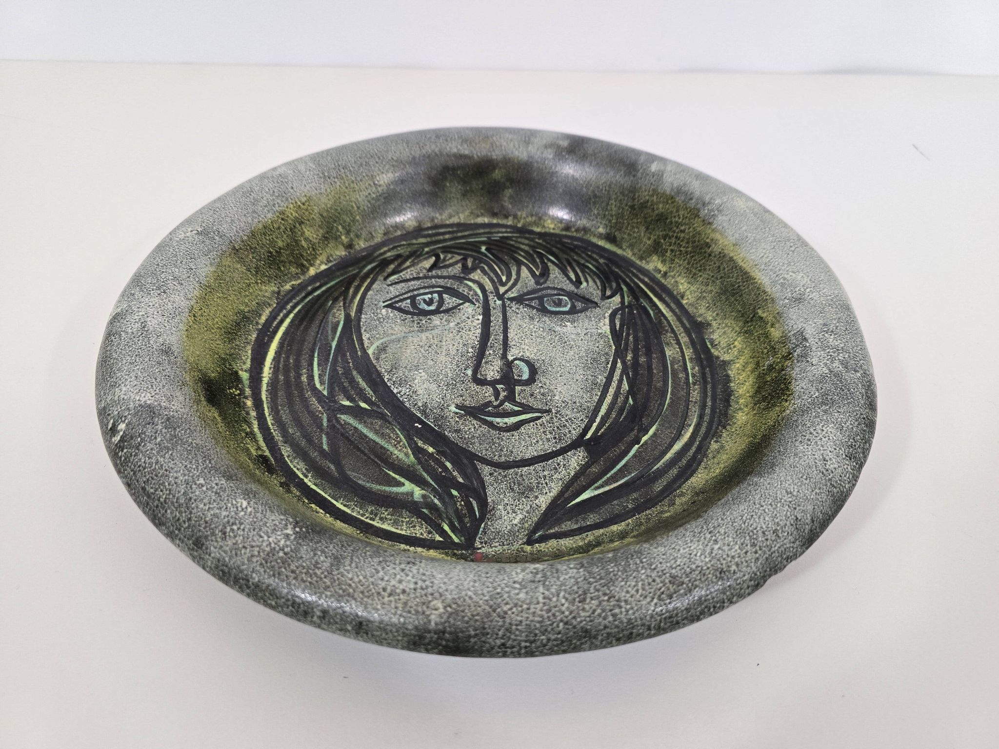 Decorative dish with a woman's face signed Le Tignard – Accolay, France 1970