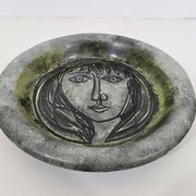 Decorative dish with a woman's face signed Le Tignard – Accolay, France 1970