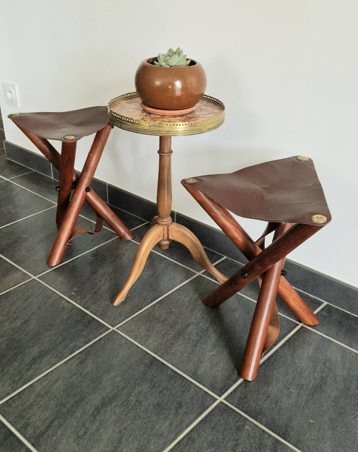 Ensemble de tabourets tripode teck et cuir