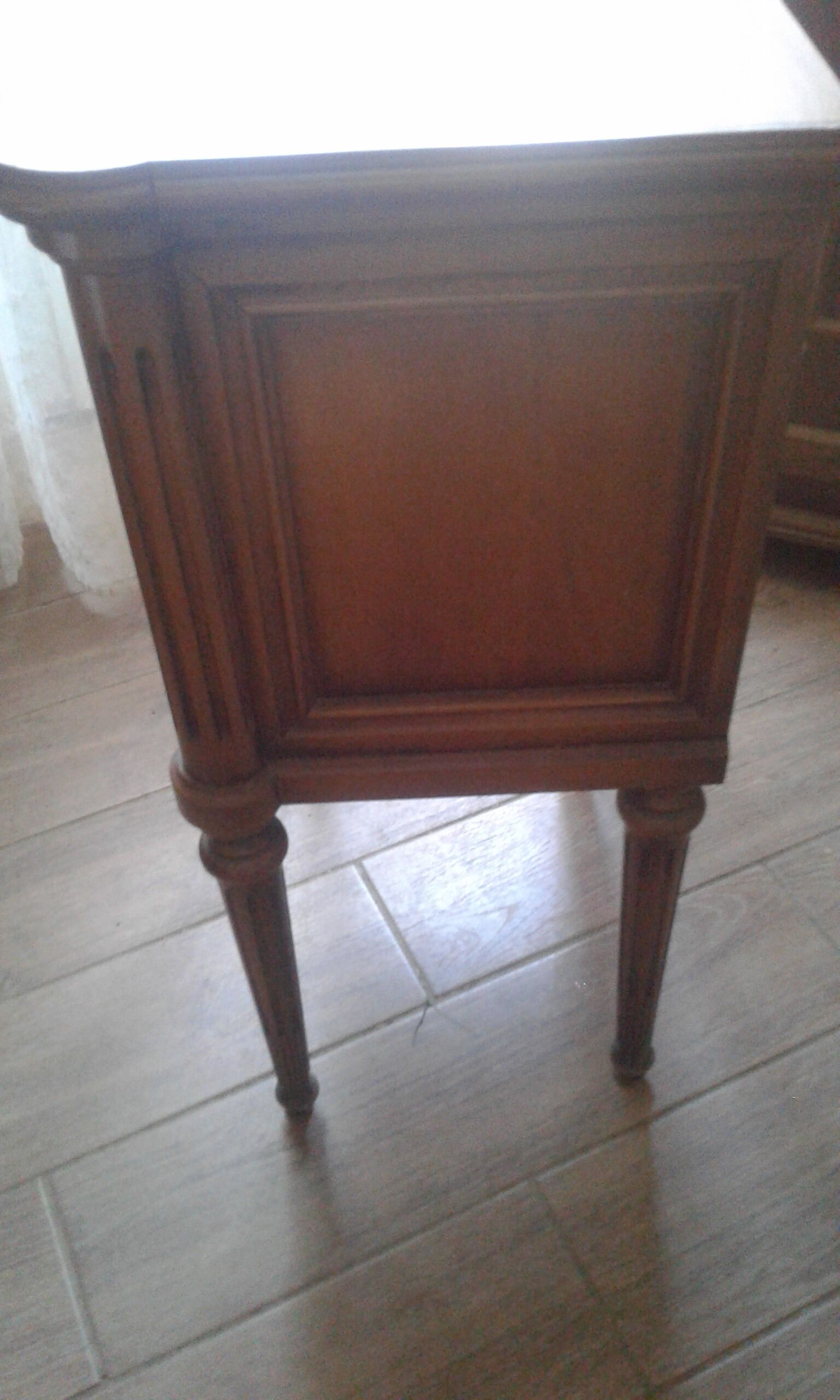 Anncian bedside table