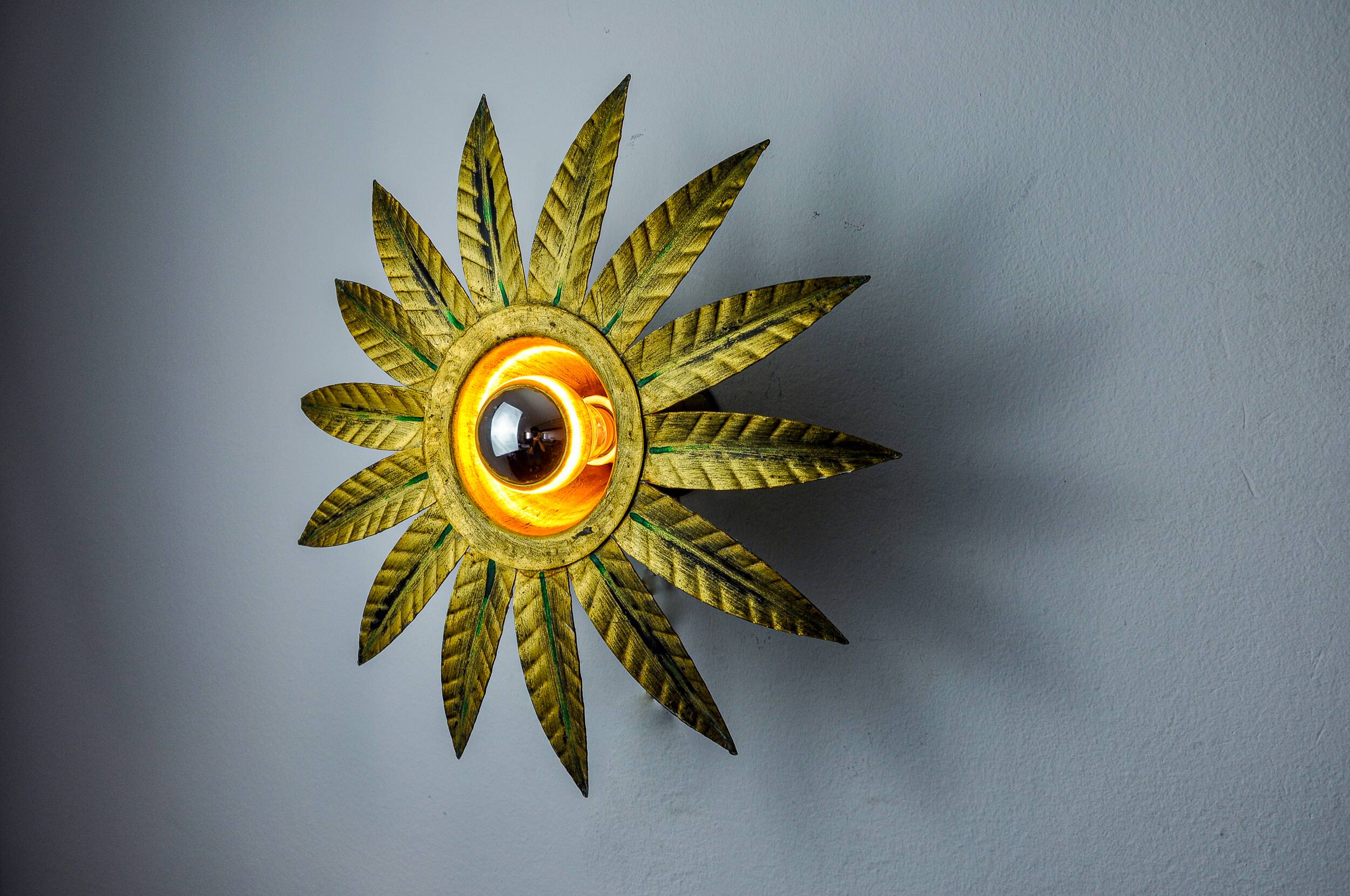 Brutalist sun wall lamp in gilded metal with gold leaf, Italy, 1970