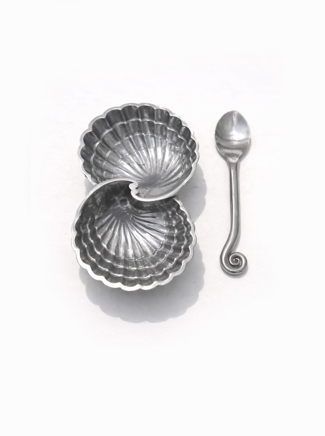Shell-shaped metal salt shaker
