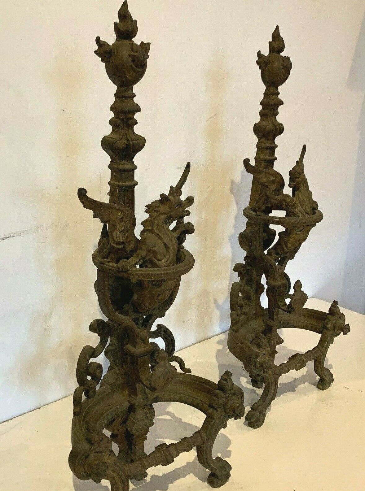 Paire de chenets en bronze ciselé a décor de dragons XIX siècle
