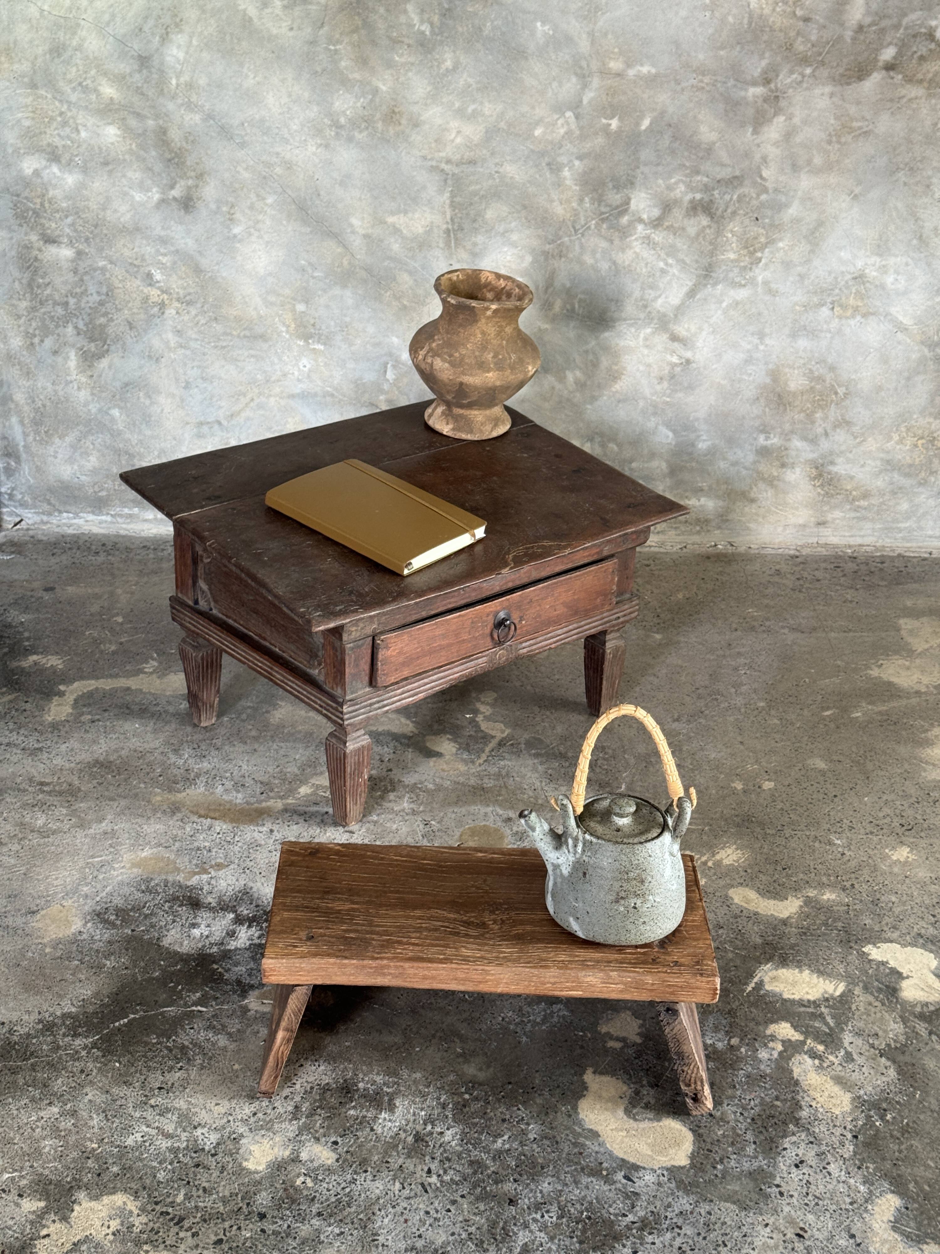 Petit écritoire table basse ancienne indonésienne en teck H33 40,5x55
