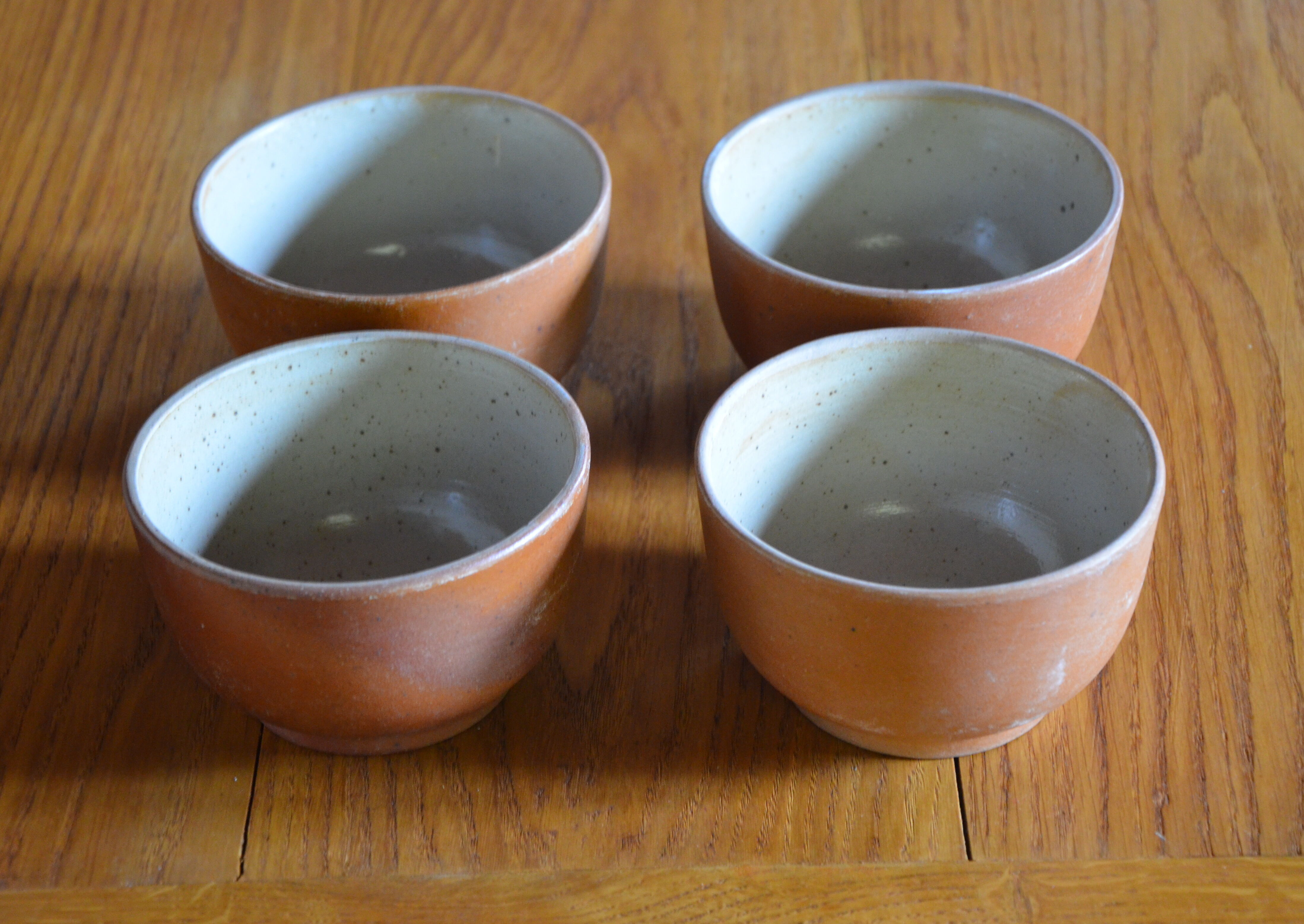 Lot of 4 bowls in sandstone and shiny grey inside