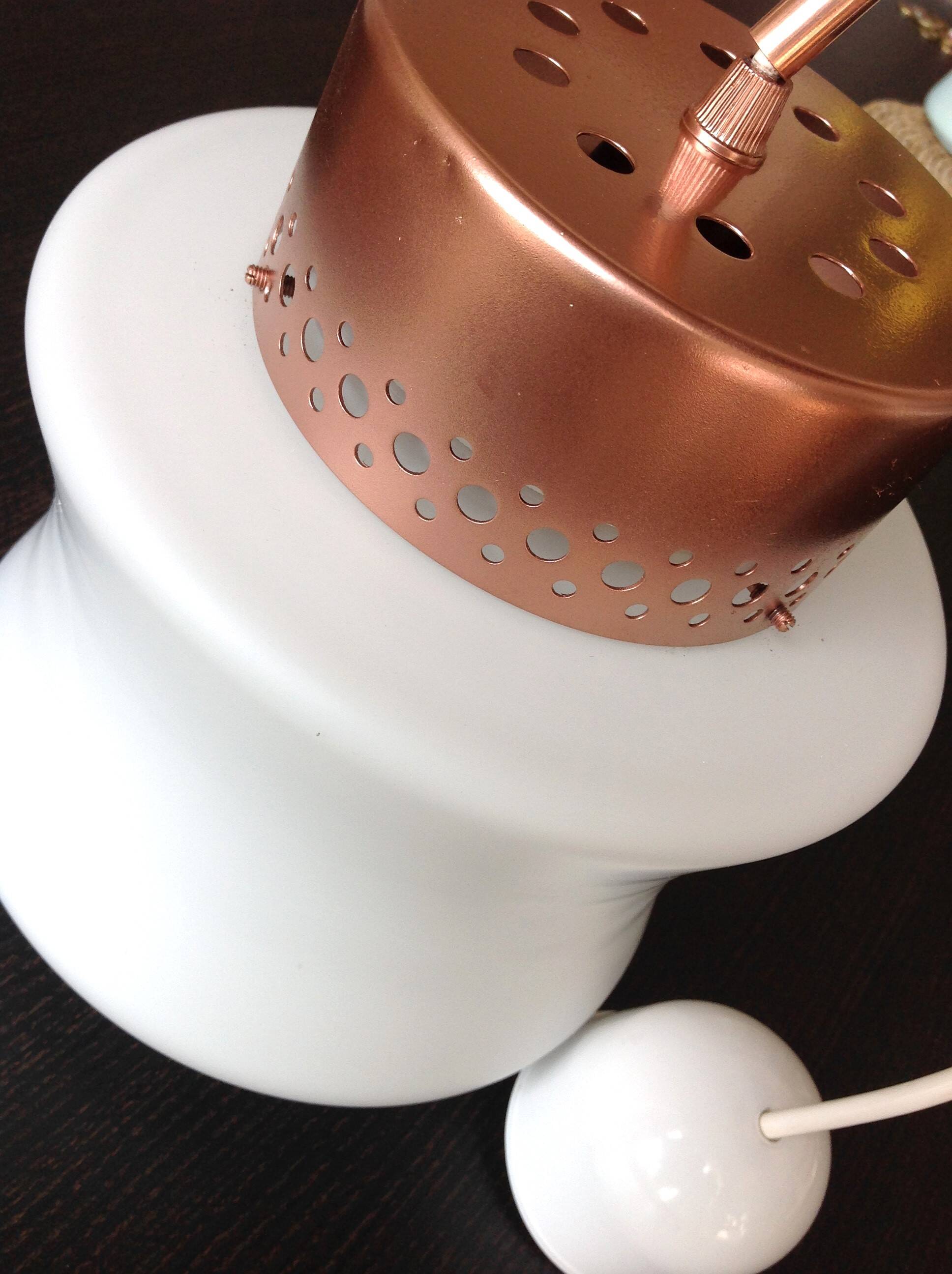 suspension en opaline blanche et metal cuivré, années 60-70