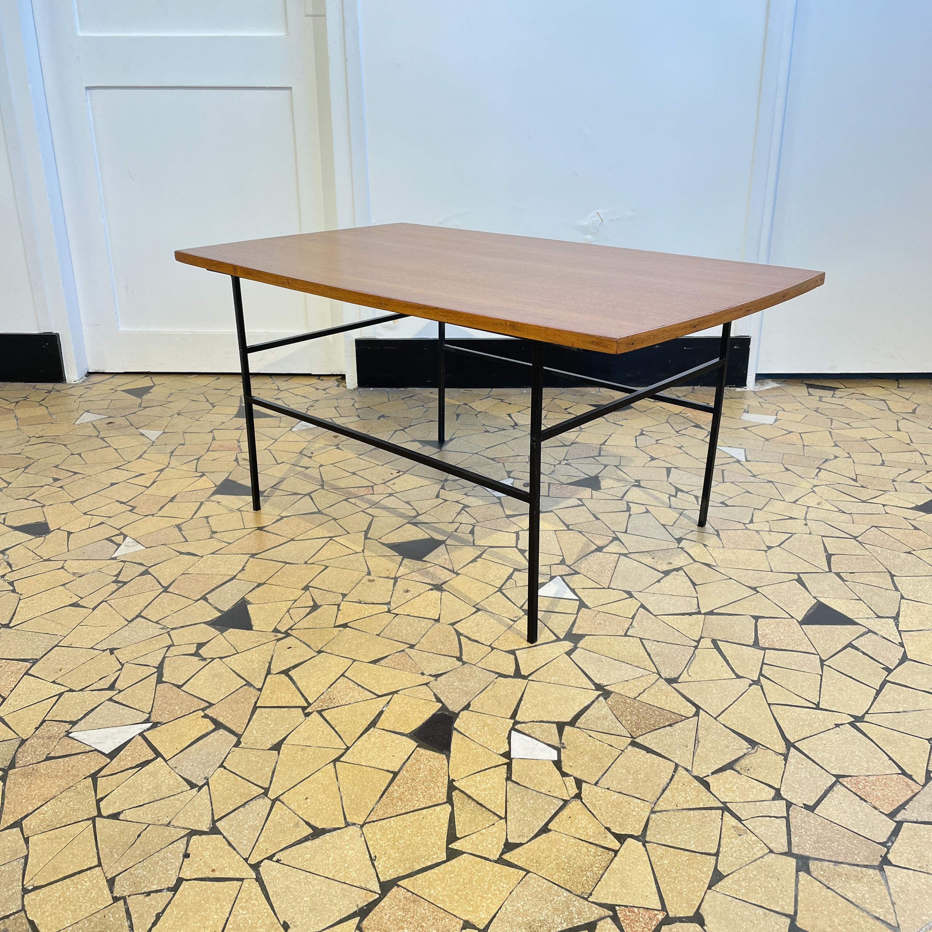 Coffee table 50s aerial base