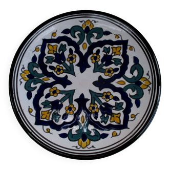 Round ceramic plate with hand-painted decoration