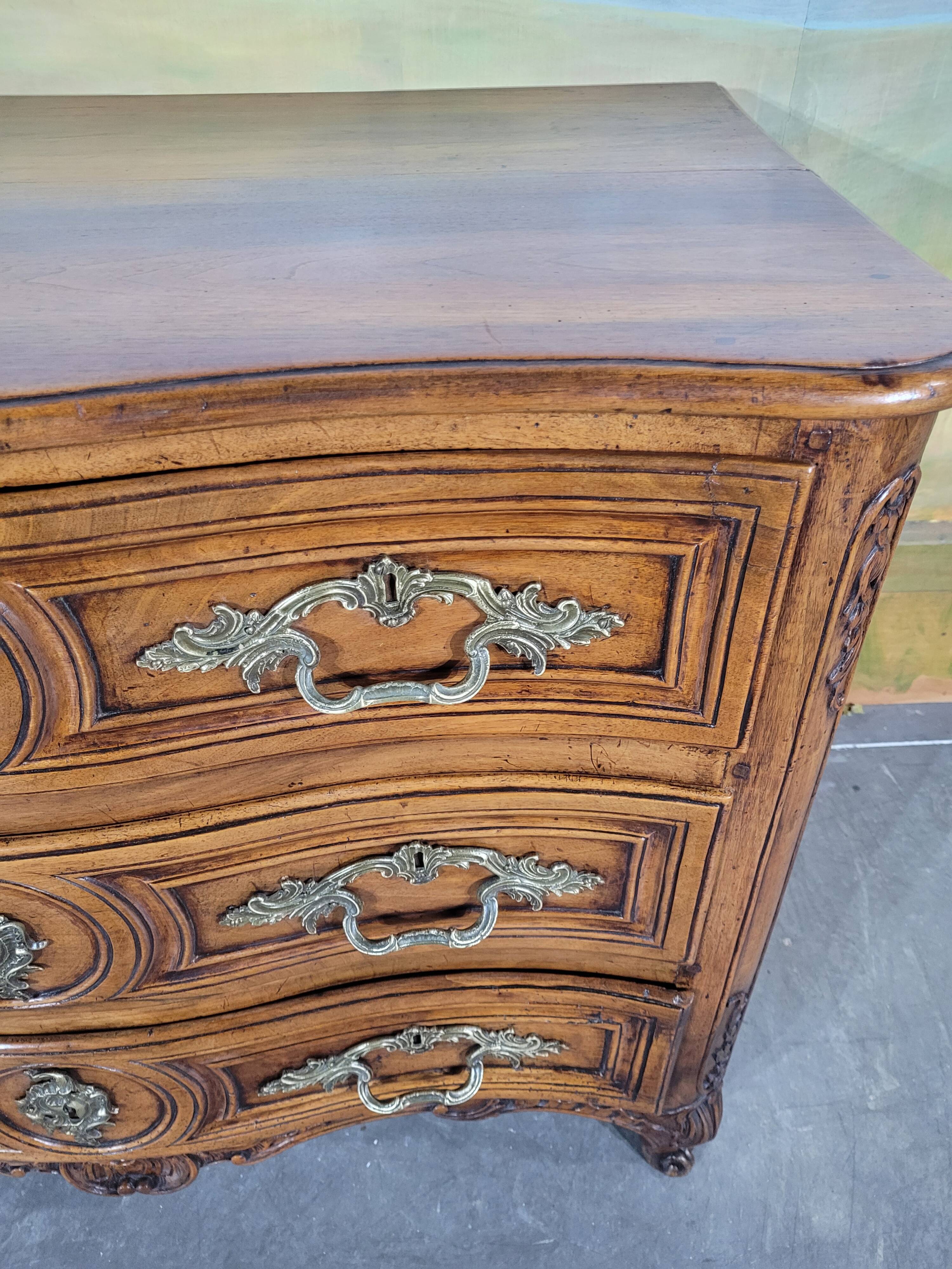 Petiote commode époque Louis XV galbée