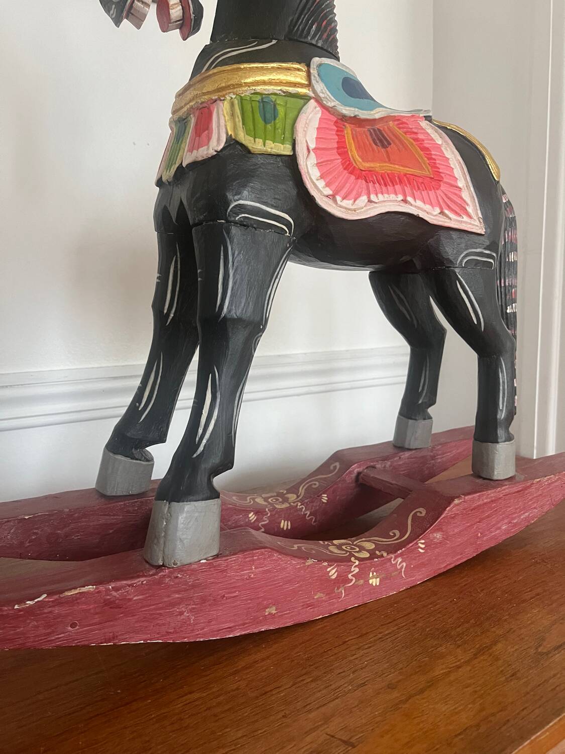 Cheval à bascule en bois sculpté et peint à la main