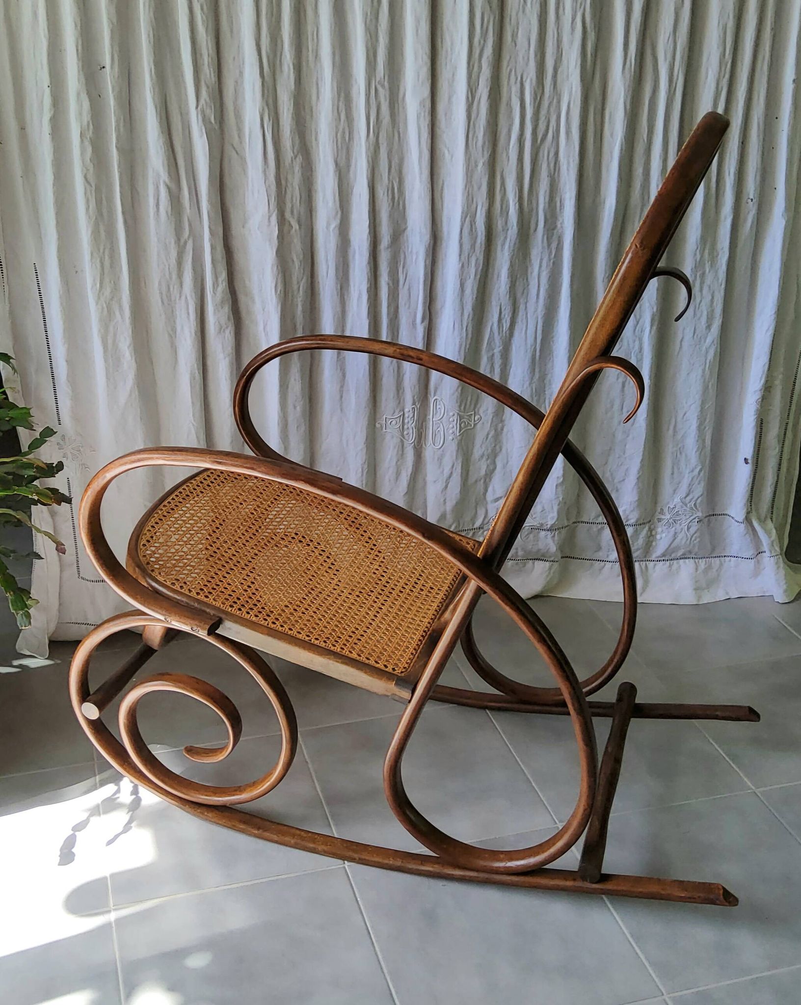Rocking-chair en cannage ancien