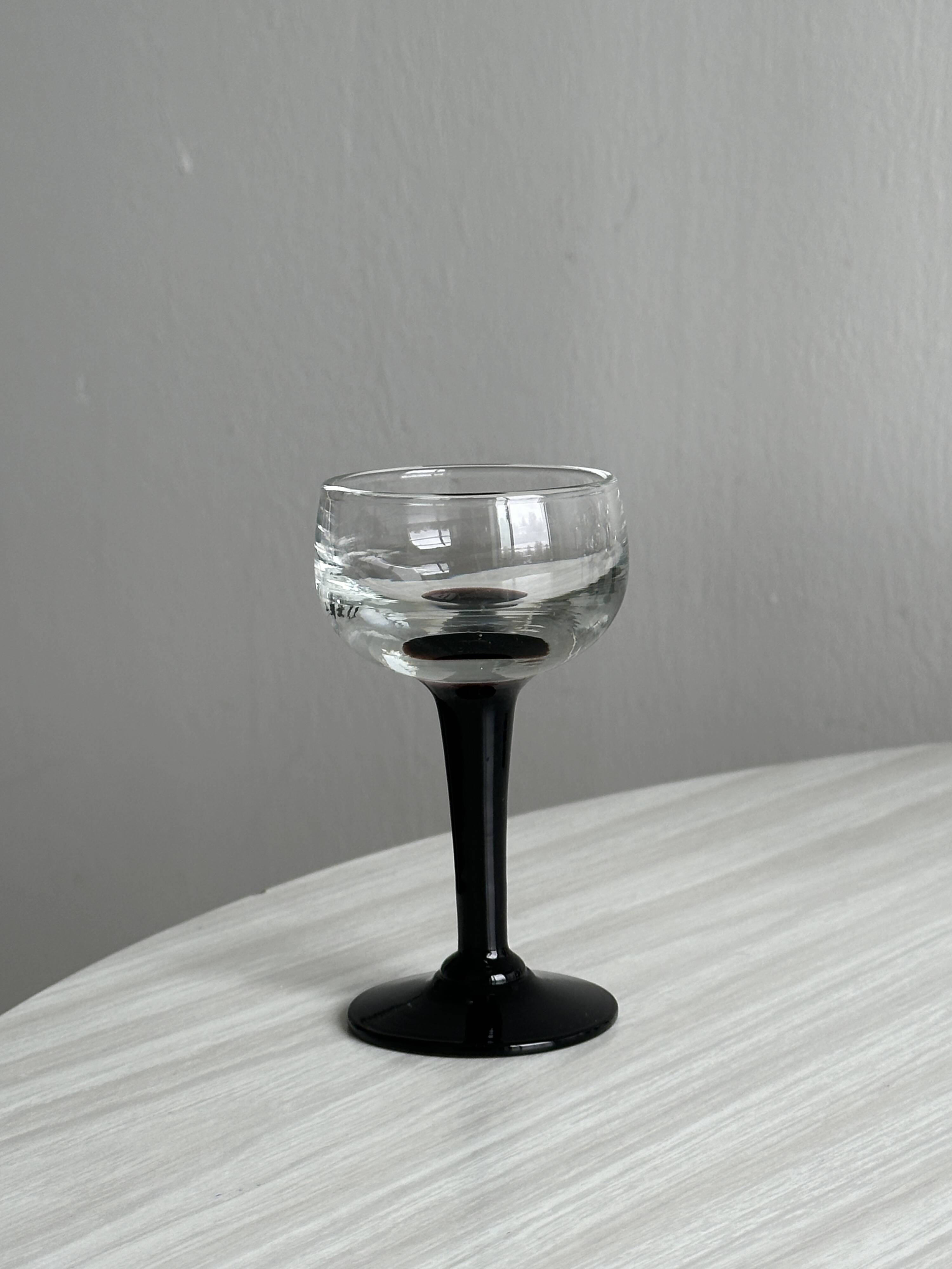10 black stemmed liqueur glasses