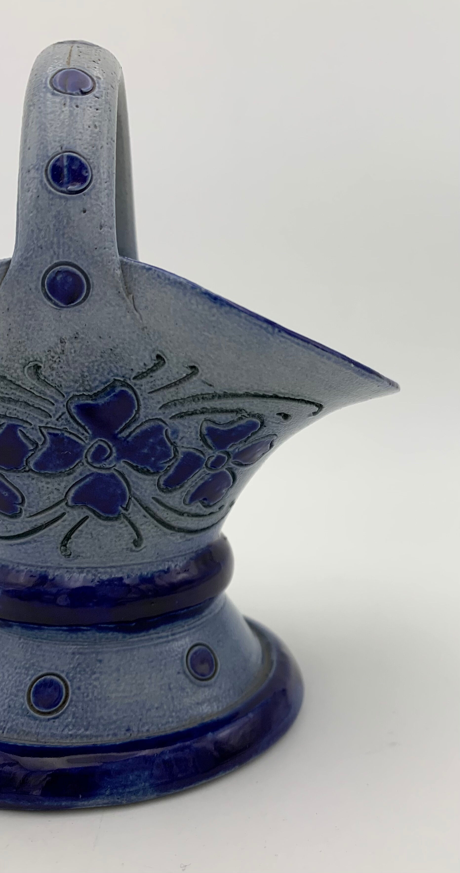 Vintage basket in traditional Alsace stoneware, cobalt blue flower patterns - 1970s.