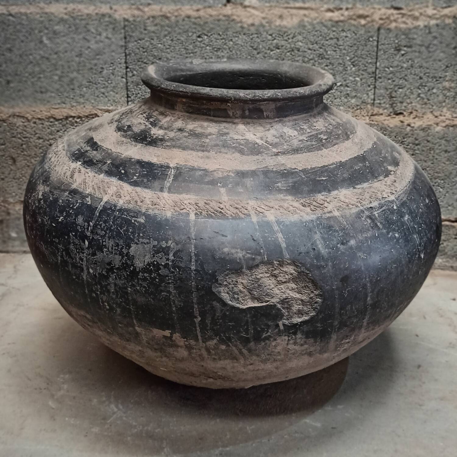 Pot ancien en terre cuite noir