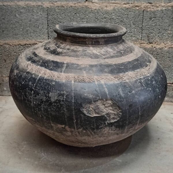 Pot ancien en terre cuite noir