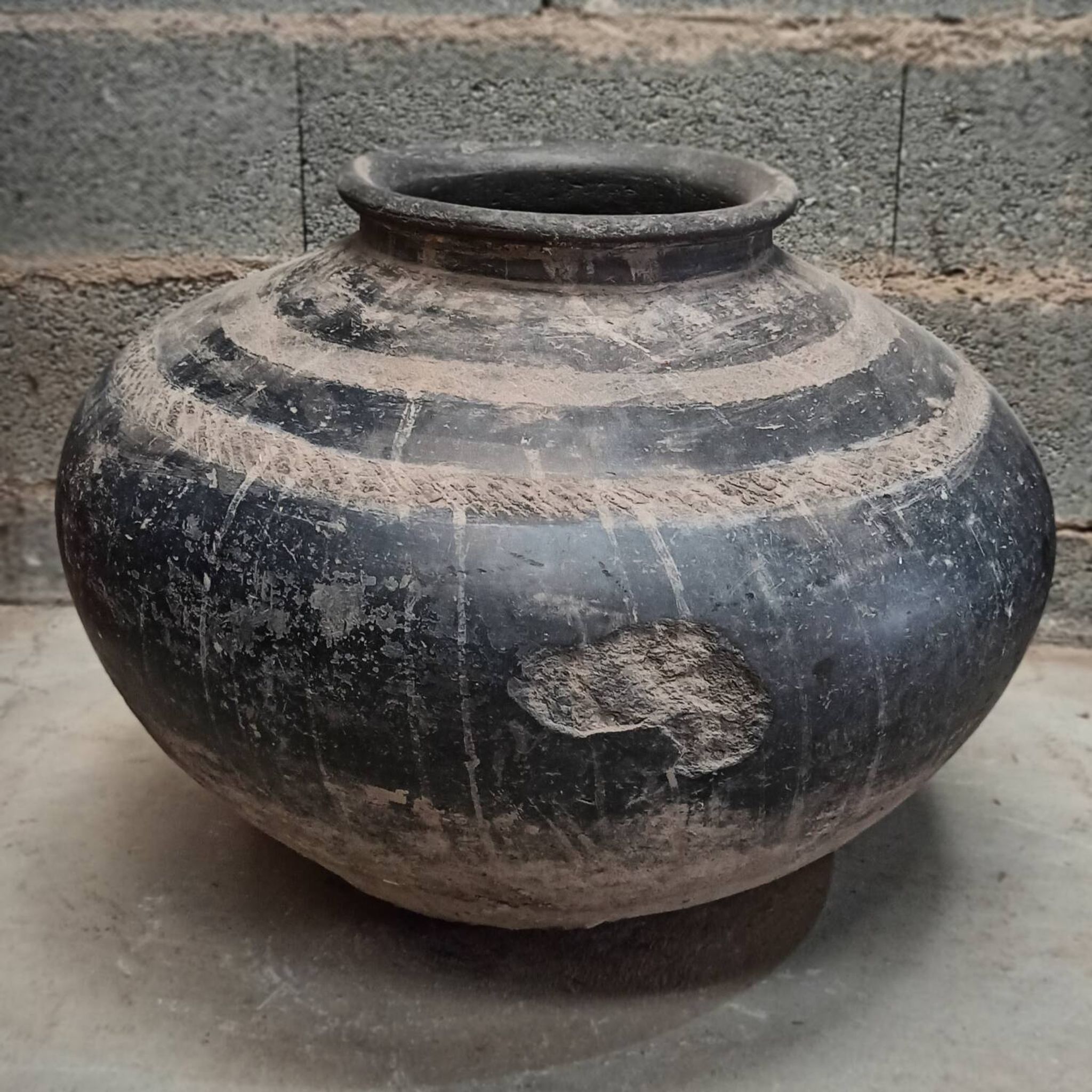 Pot ancien en terre cuite noir