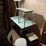 Table Formica verte et ses 2 chaises et 2 tabourets