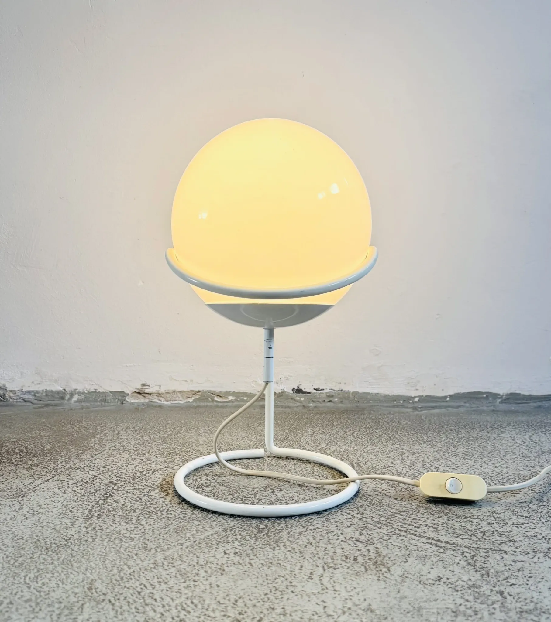 Lampe de table globe flottant par Vrieland, Pays-Bas, années 1980.