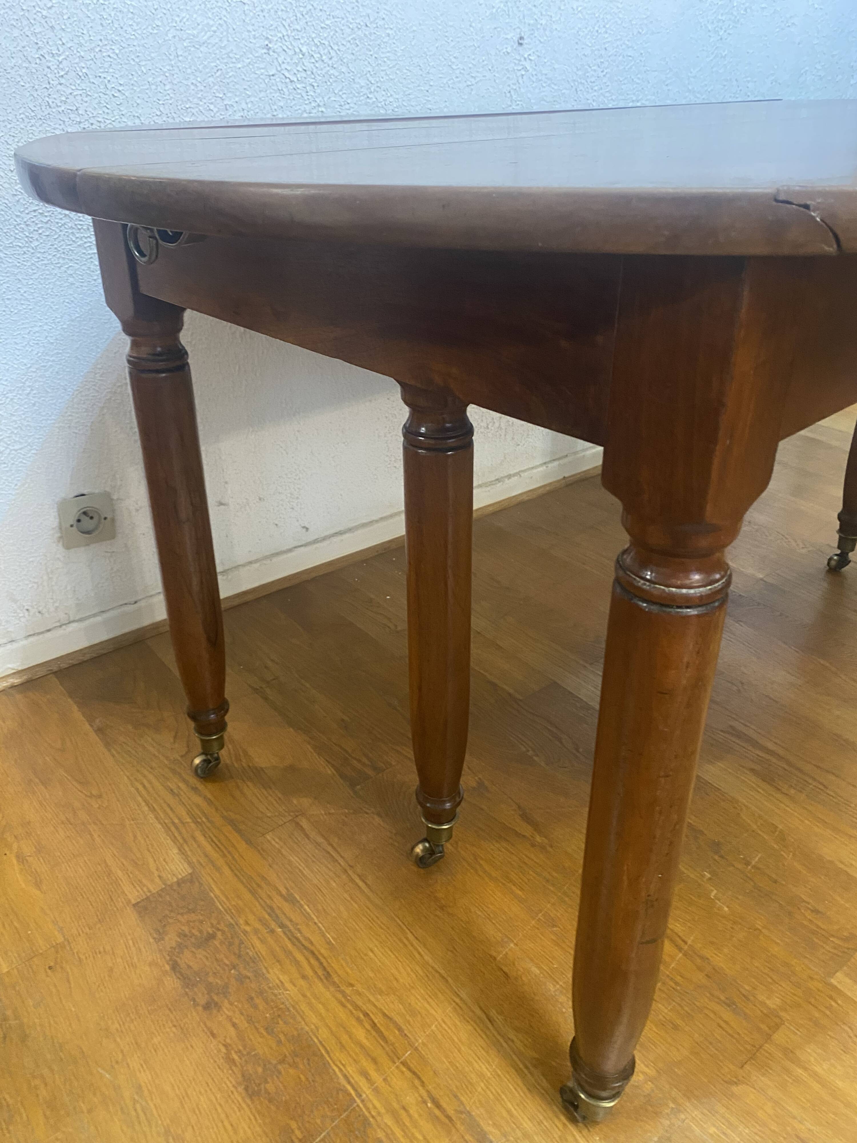 Oval table with 6 legs, 3 extensions, 12 people