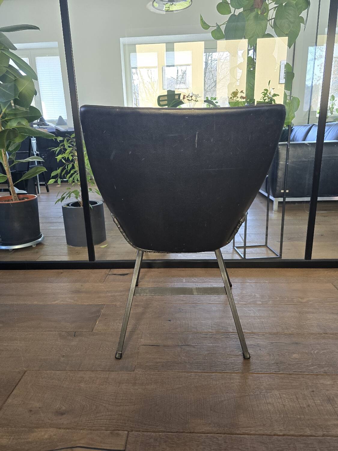 Chaise en simili cuir moderne du milieu du siècle des années 60