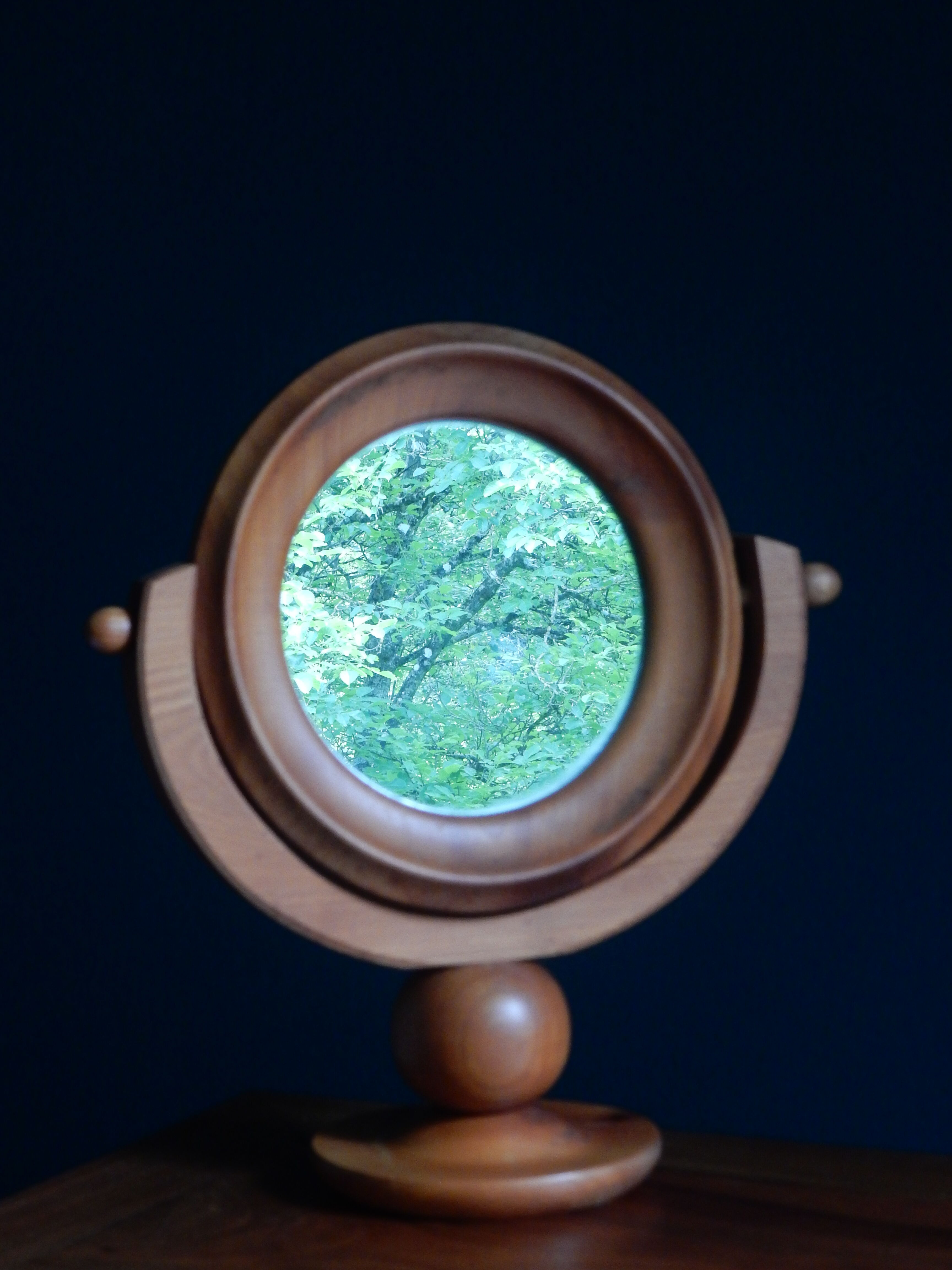 Round mirror psyche of wooden table