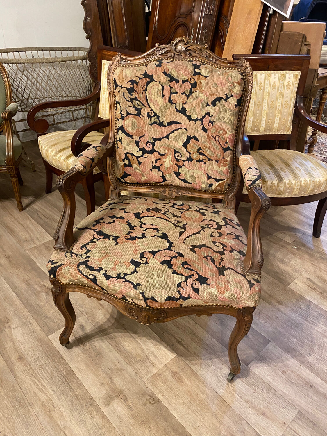 Fauteuil en noyer style Louis XV