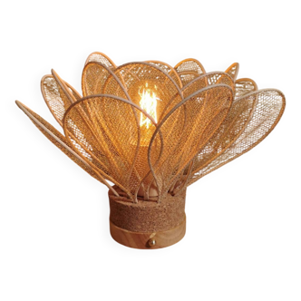 Lampe à poser fleur composée de pétales en rotin et maille dorée