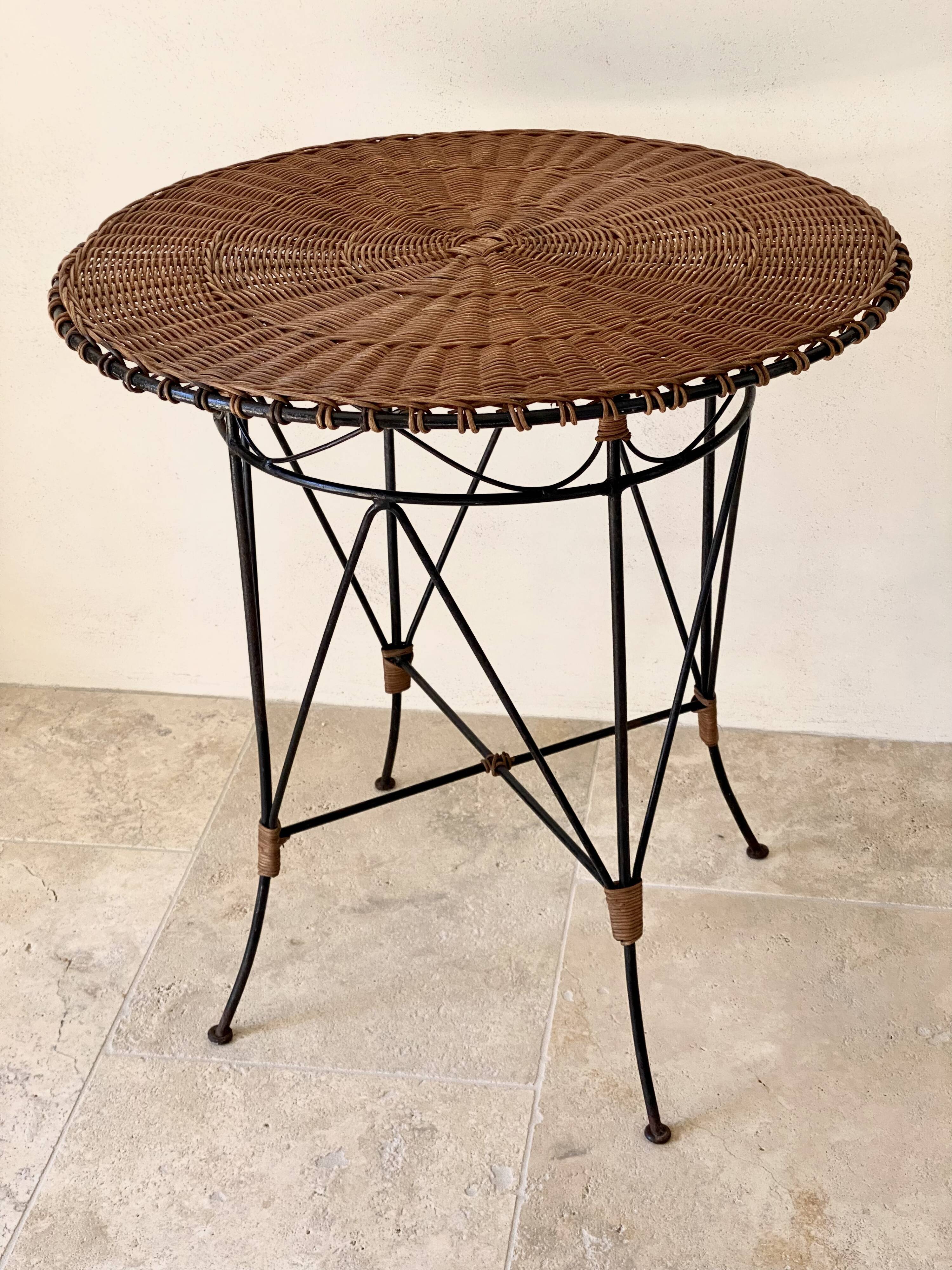 Vintage round table in woven rattan and black wrought iron – 1950s / 1960s
