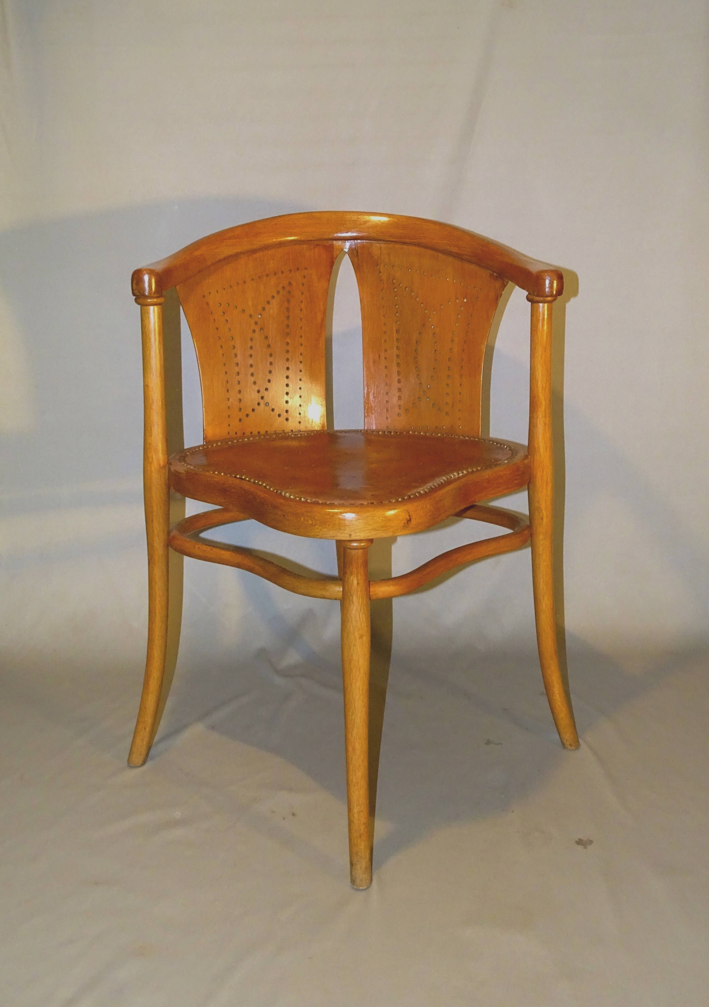 Office chair No. 1 by Thonet with a "oak-like" patina from the late 19th century.