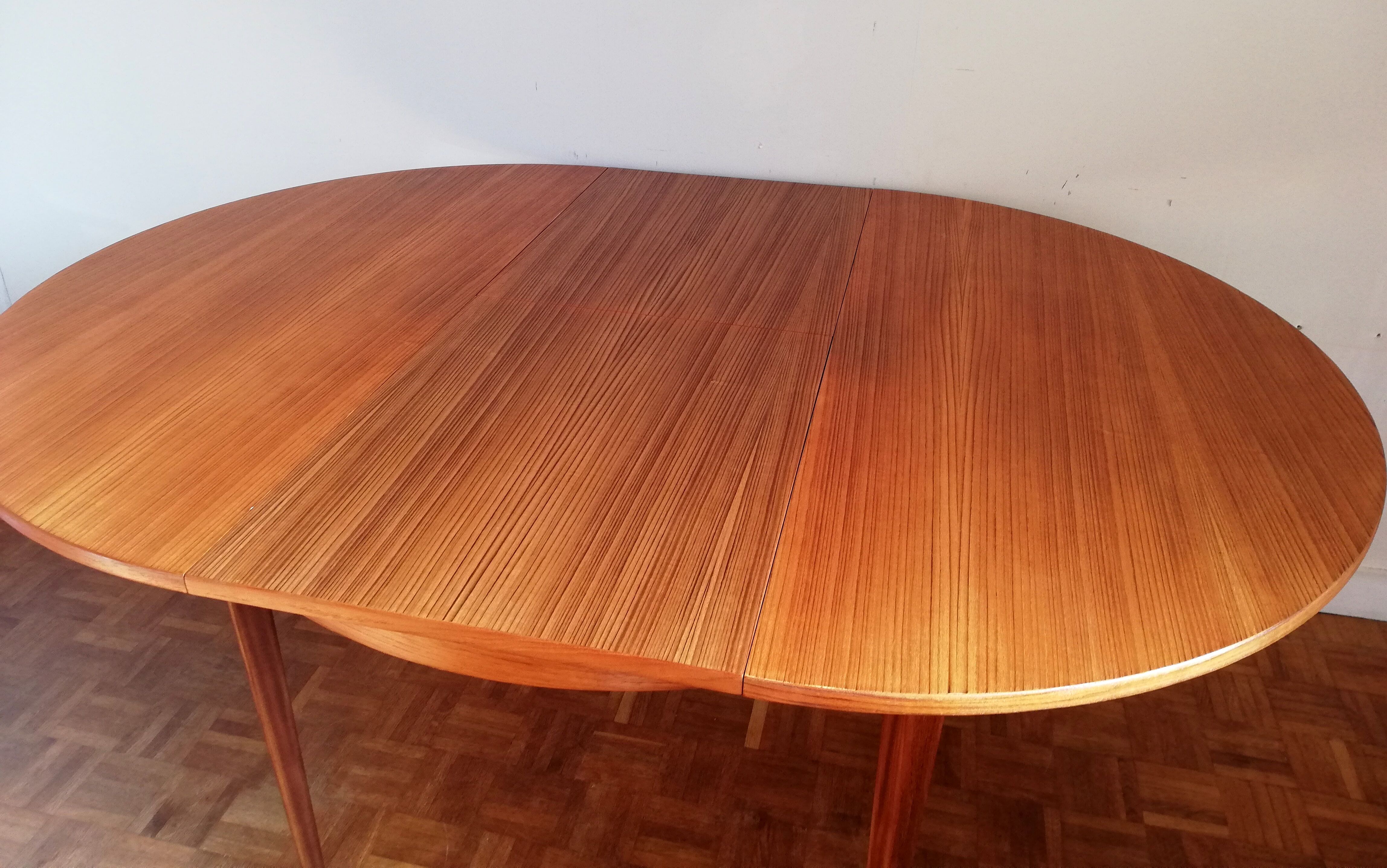 Scandinavian extendable renovated round table