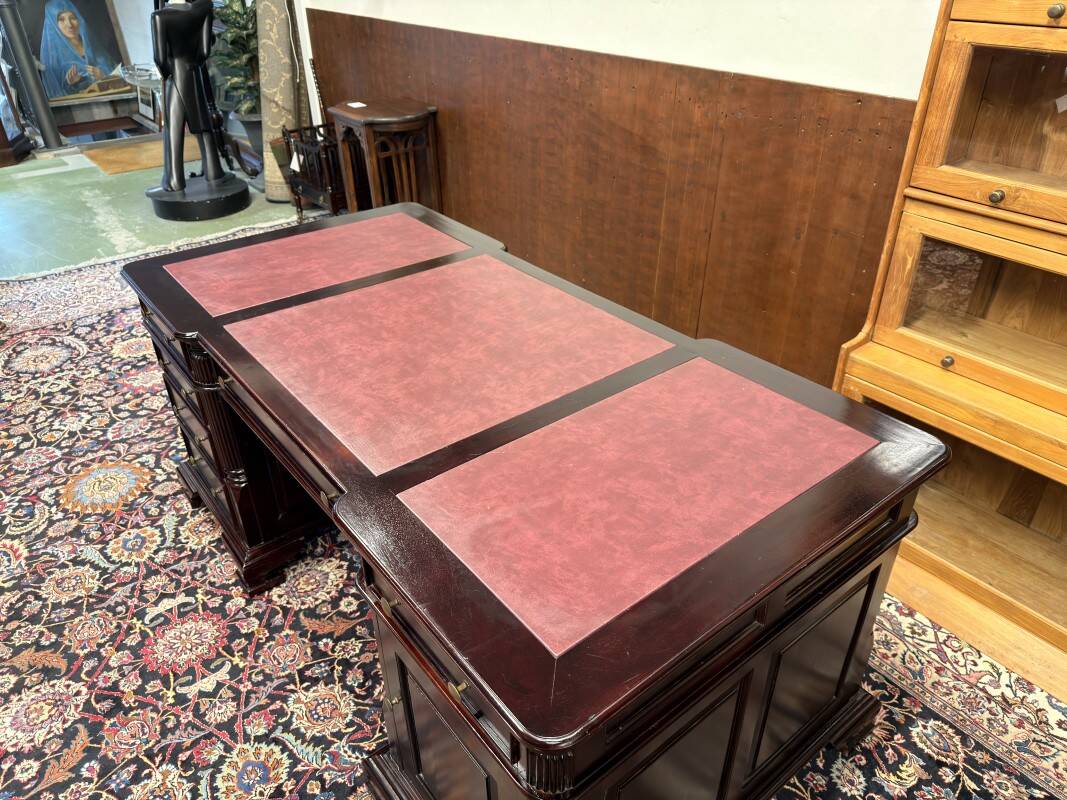 English Chesterfield Desk Partnerdesk